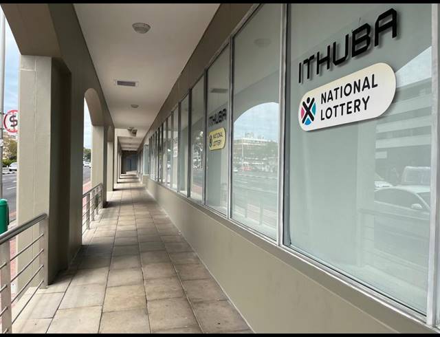 BUSINESS PROPERTY TO RENT IN CLAREMONT